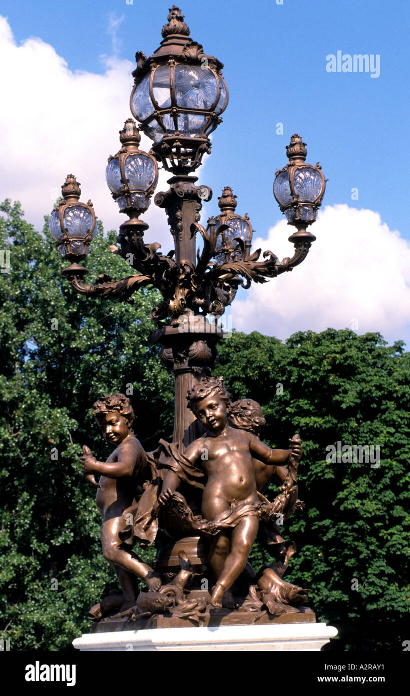 Pont Alexandre III pont sur la Seine avec l'Hôtel des Invalides au-delà de Paris France Banque D'Images
