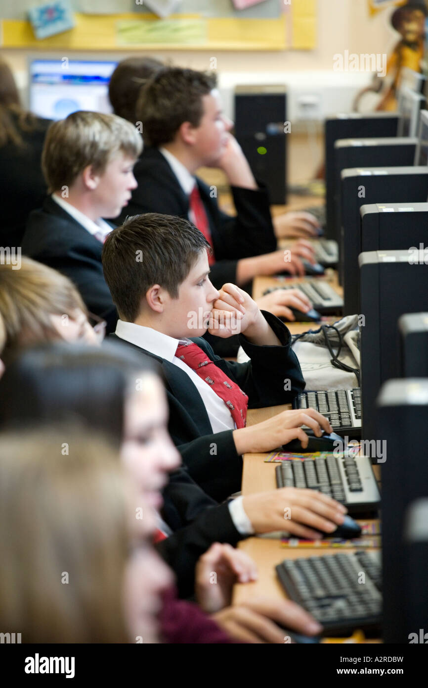 Les élèves de l'enseignement secondaire à l'aide d'ordinateurs dans une salle de classe dans le Worcestershire UK Banque D'Images