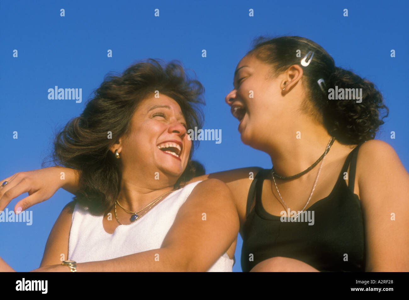 Mère hispanique et 20 ans fille riant Banque D'Images