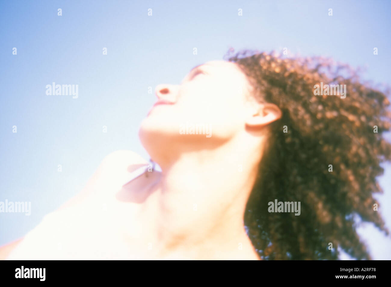 Portrait de race blanche mixte African American female looking up Banque D'Images