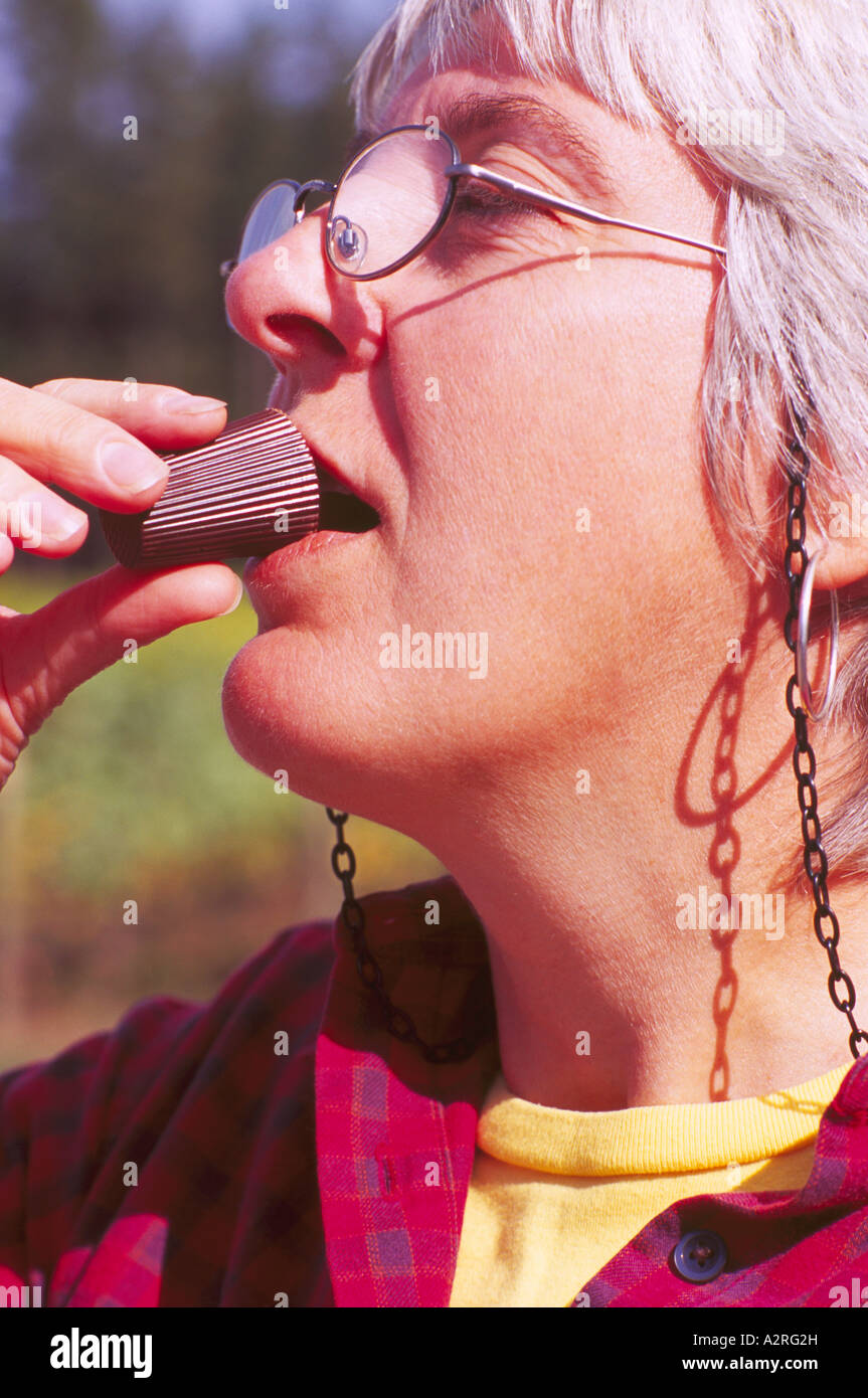 Femme buvant du vin de Blackberry dans une tasse de chocolat, BC, British Columbia, Canada Banque D'Images