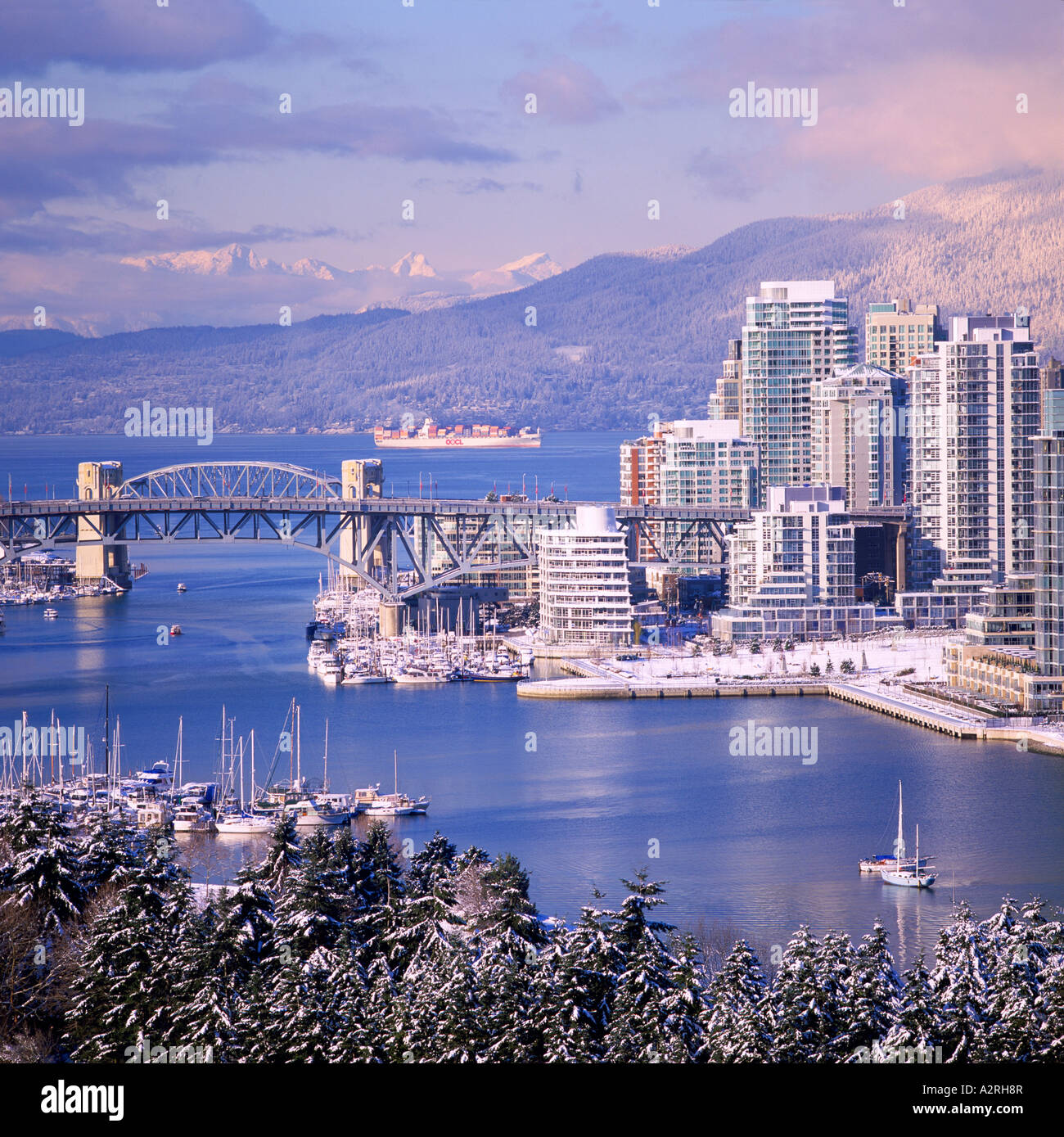 La ville de Vancouver Skyline et le pont de la rue Burrard à False Creek et les montagnes de la rive nord de la Colombie-Britannique Canada Banque D'Images
