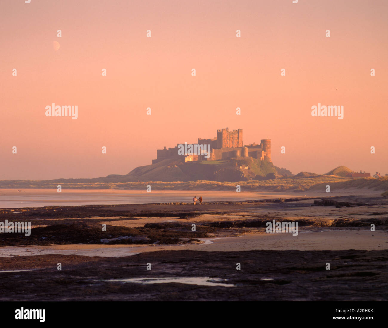 Château de bamburgh vu plus de plage au coucher du soleil, bamburgh, Northumberland, England, UK. Banque D'Images