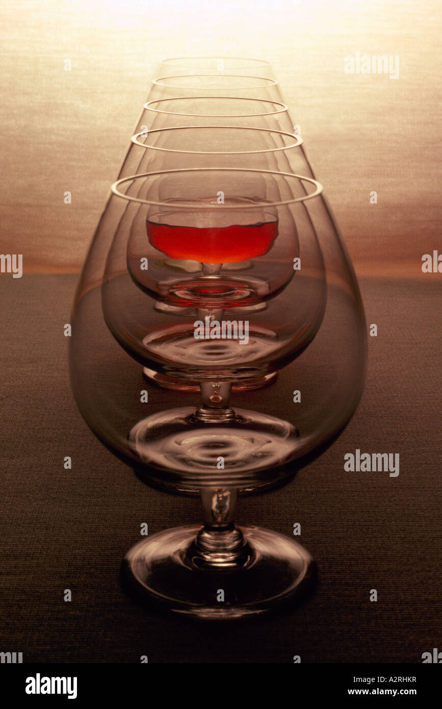 Une rangée de verres à vin, un verre à moitié vide à moitié plein / Concept Banque D'Images