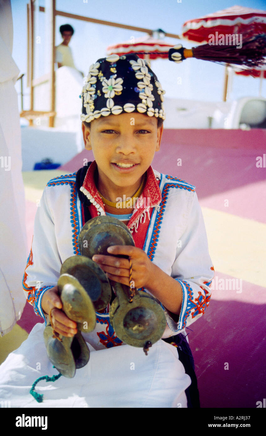 Les Sables d'Arabie Maroc jeune musicien à l'instrument à percussion Banque D'Images