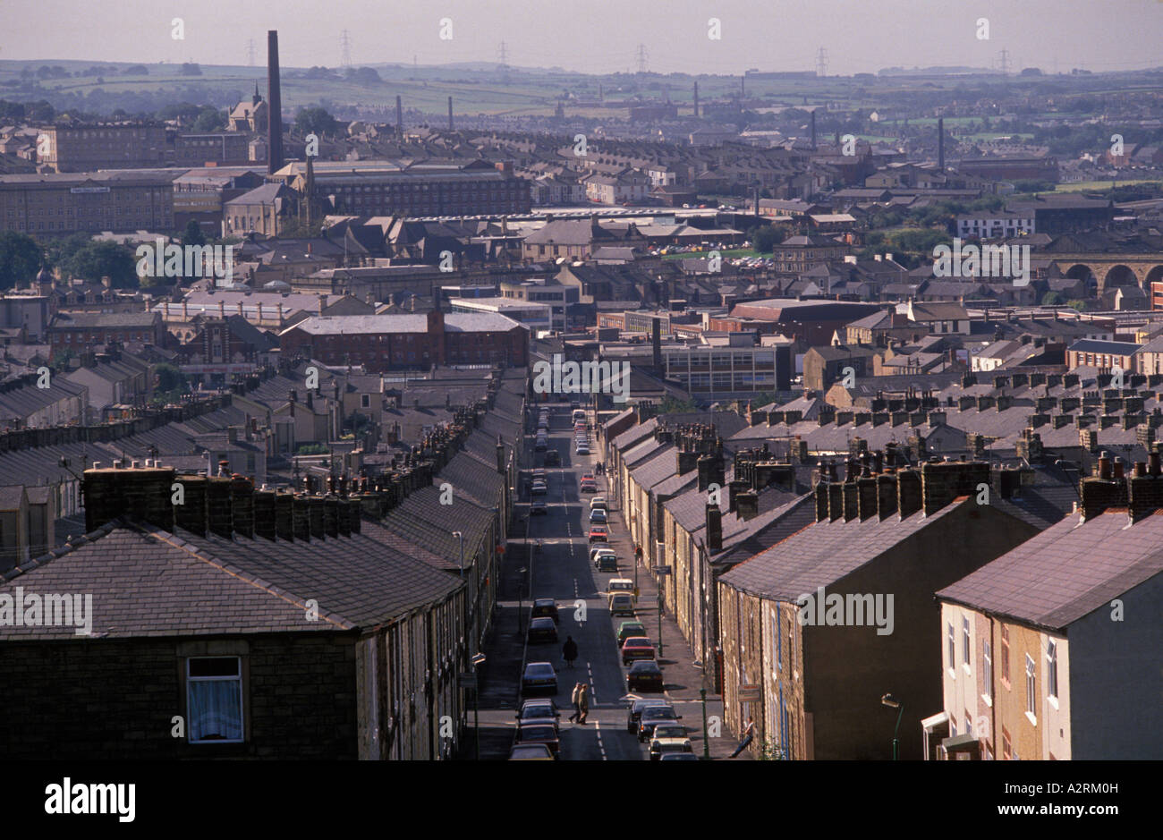 La classe ouvrière abrite des toits et des cheminées en regardant vers les usines de coton de la ville d'Accrington. Dos à dos logement Lancashire UK 1990s 1995 HOMER SYKES Banque D'Images