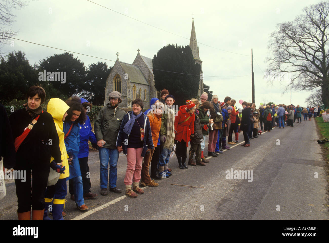 CND 1980 Royaume-Uni. Les manifestants forment une chaîne humaine le long de la "vallée nucléaire" à Berkshire le Vendredi Saint 1983. SYSTÈMES HOMER Banque D'Images