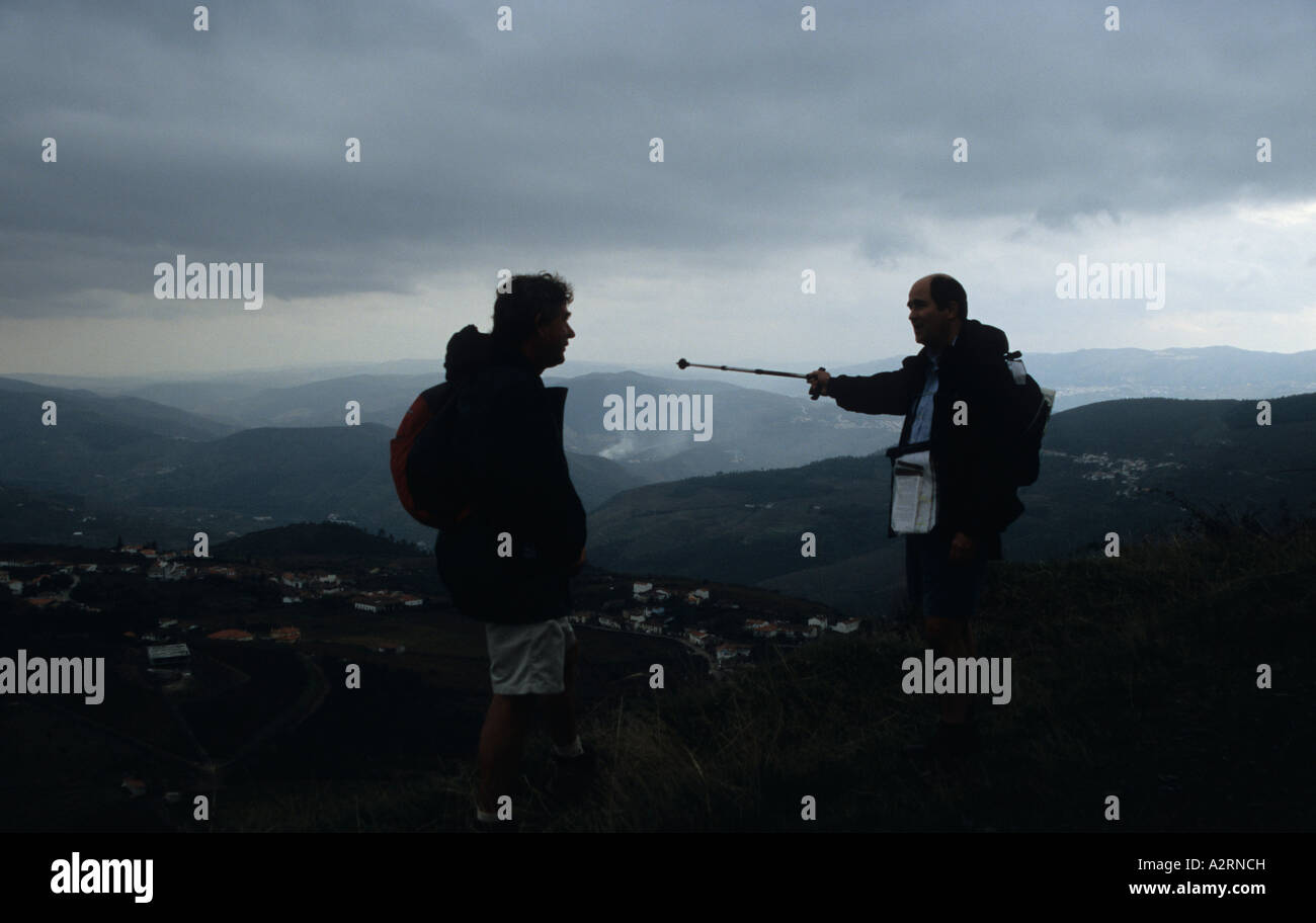 Nick Haslam et portugais walker au-dessus de la rivière Douro, Portugal Banque D'Images