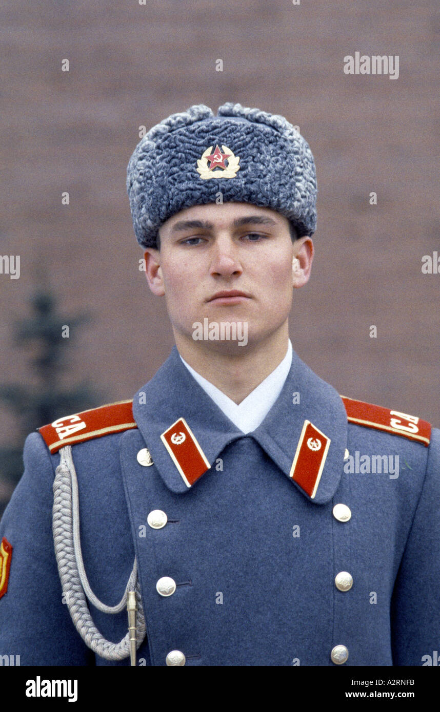 Soldat russe sur la tombe du soldat inconnu, la place rouge Moscou Russie 1991 Banque D'Images