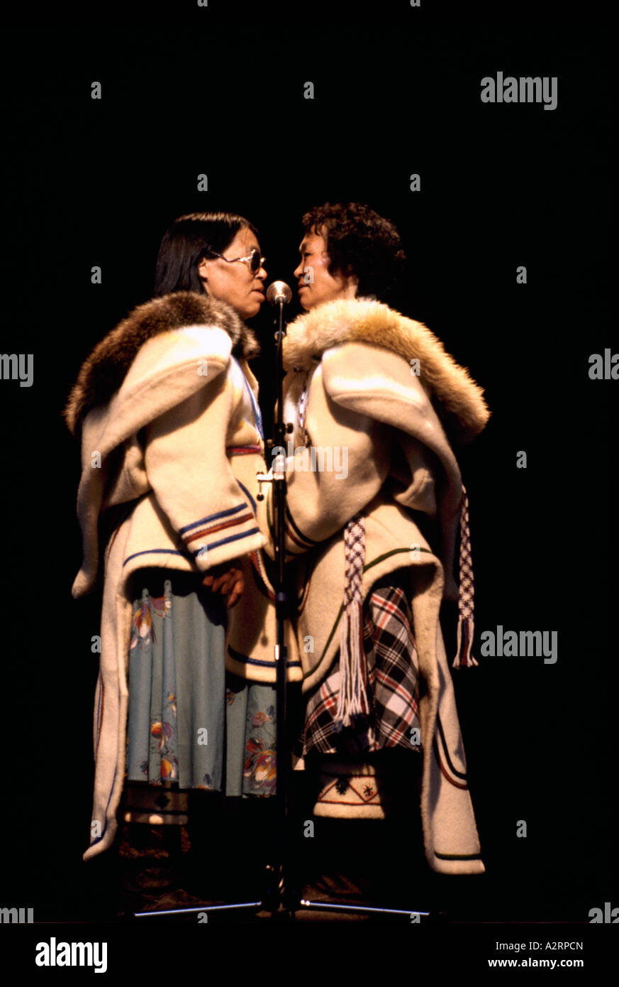 Deux femmes chanteuses de gorge inuits Esquimaux de l'Arctique canadien performing on stage Banque D'Images