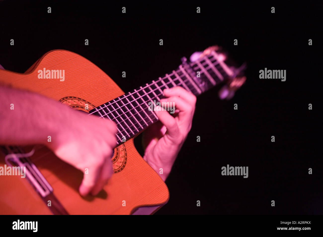 Guitare acoustique musique flamenco espagnol en détail les doigts de jouer  les accords Photo Stock - Alamy