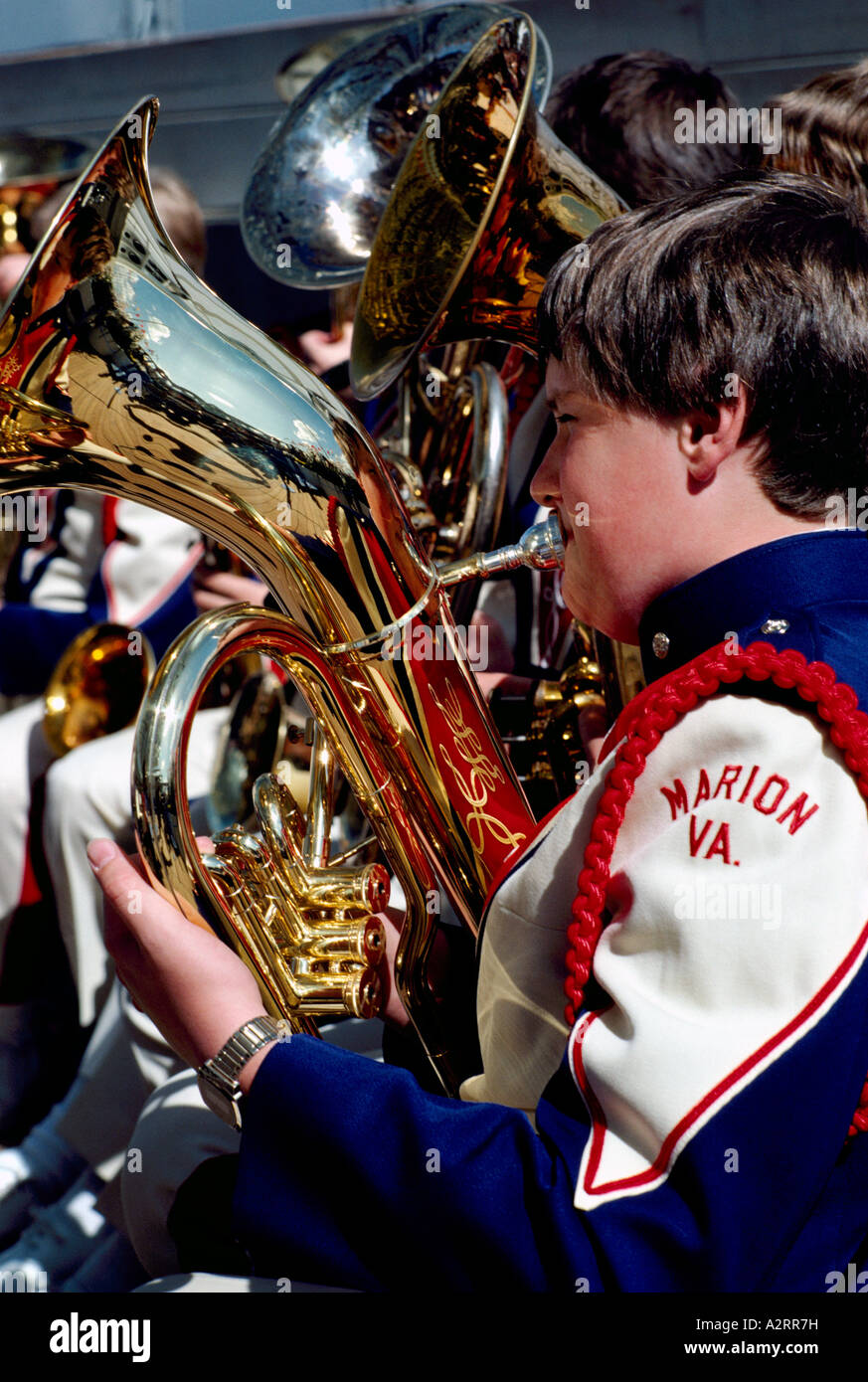Un jeune garçon jouant un Sousaphone ou tuba dans une fanfare Banque D'Images