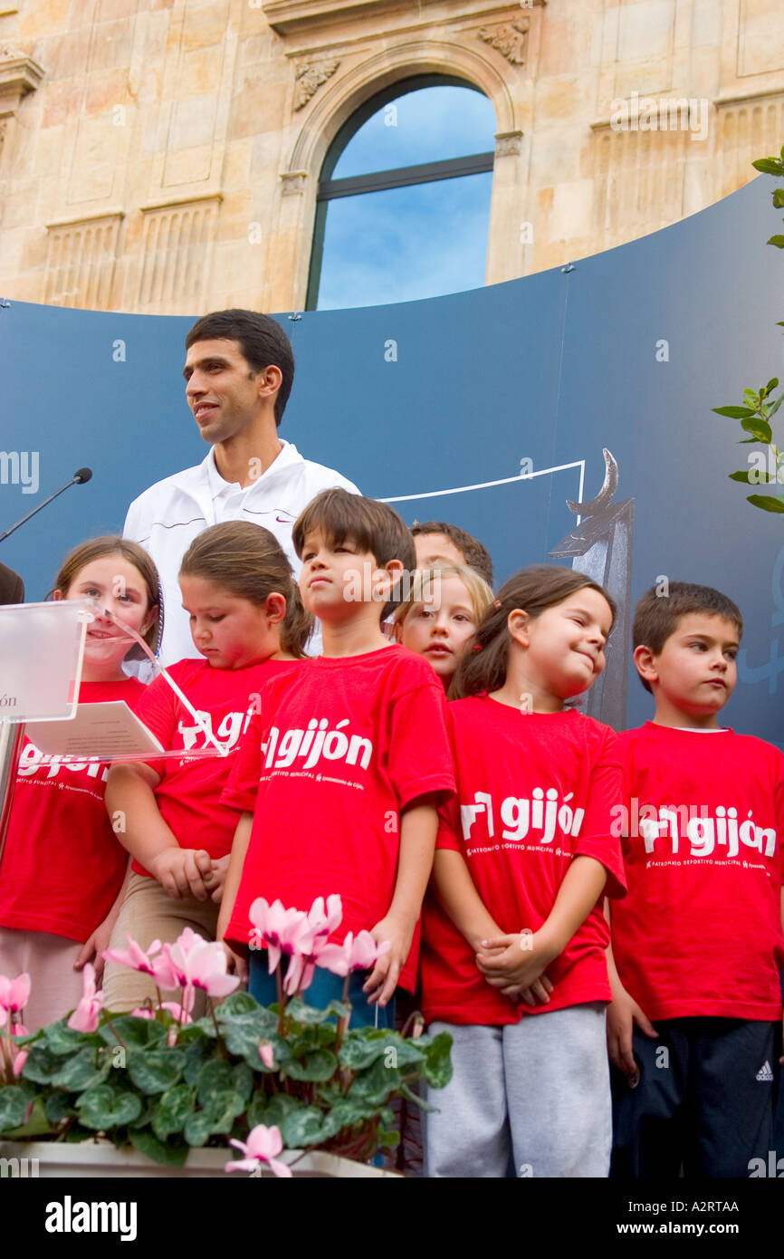 L'athlète marocain Hicham El Guerrouj avec un groupe d'enfants Banque D'Images