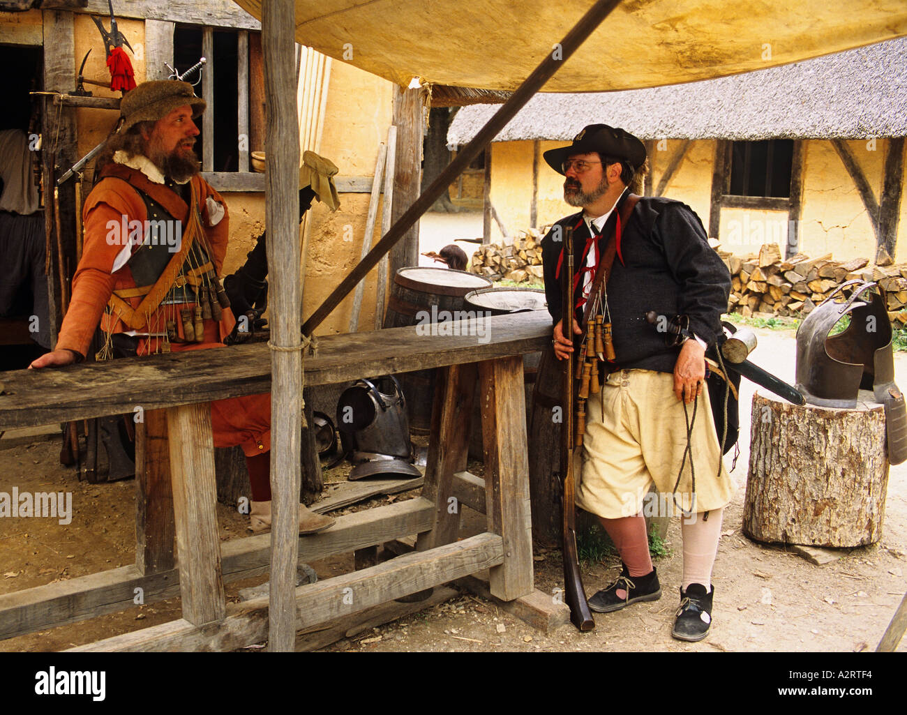 Virginie Jamestown Settlement living history museum Fort James reenactors représentant un soldat et l'armurier Banque D'Images