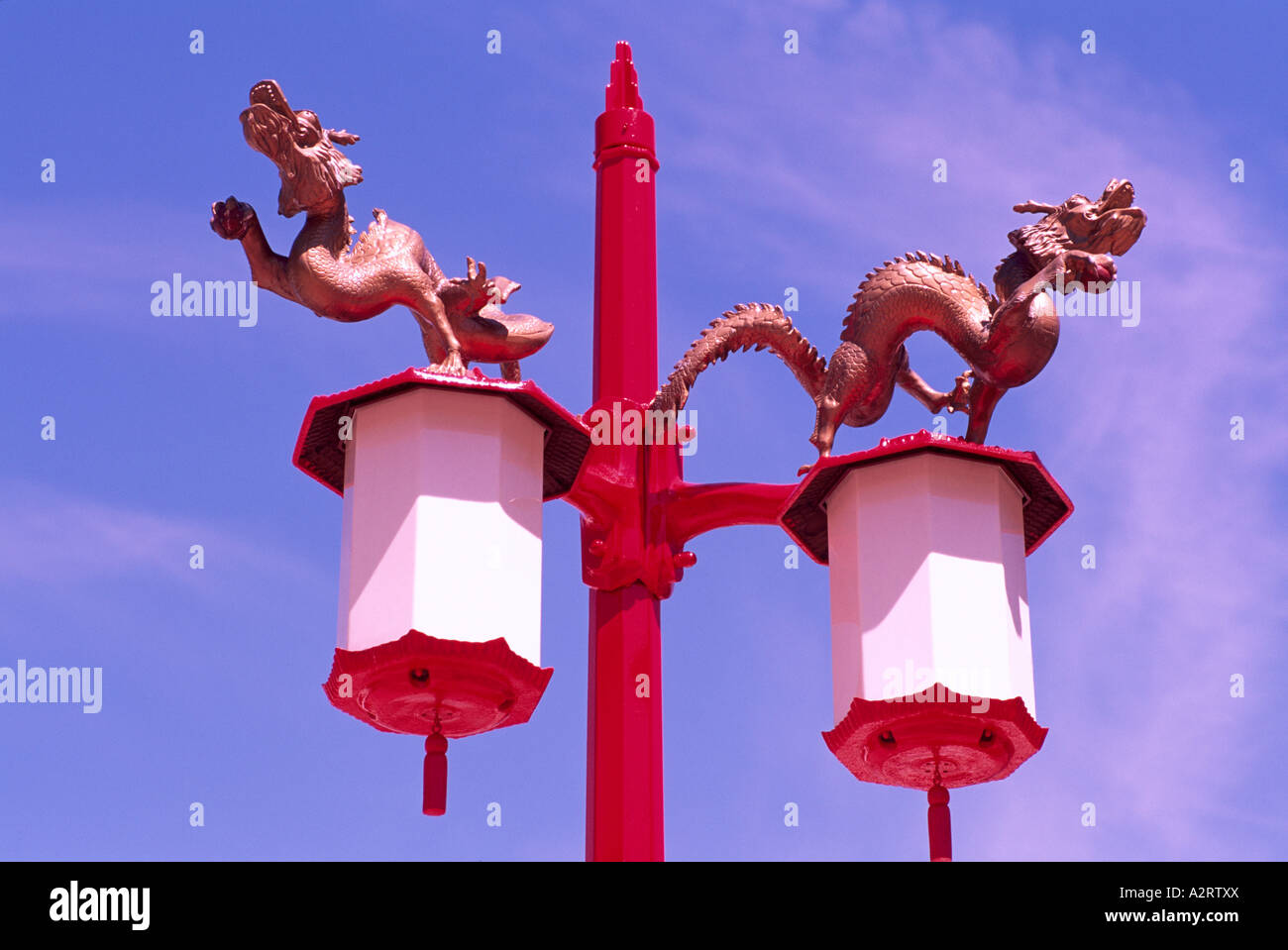 Sculpture Dragon chinois au-dessus des lumières de rue sur un poteau d'éclairage dans le quartier chinois de Vancouver, Colombie-Britannique, British Columbia, Canada Banque D'Images