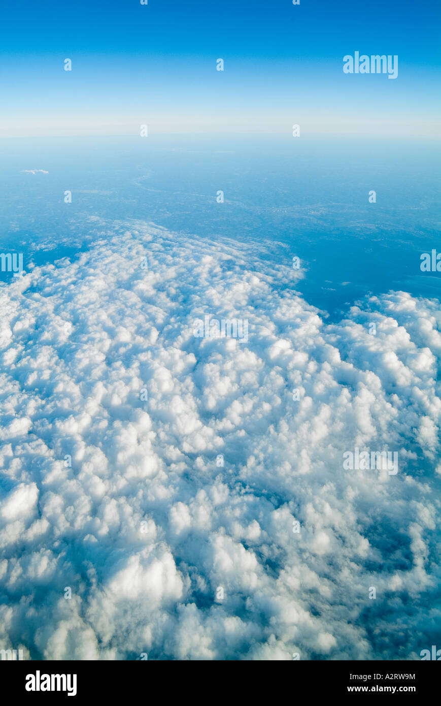 Skyscape nuage comme vu de dessus, la vue depuis un avion du passager Banque D'Images