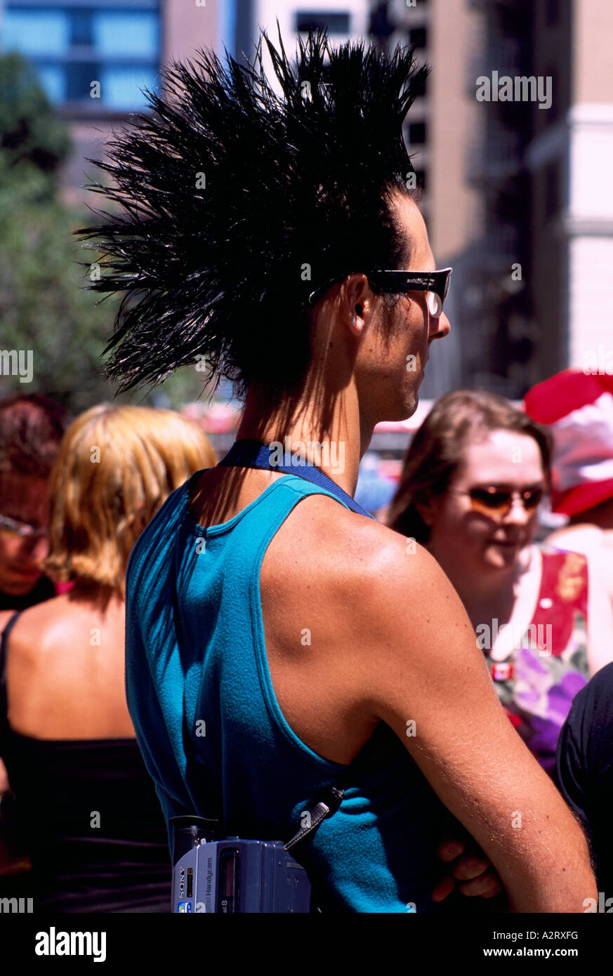 Jeune homme à la coupe Mohawk à jour Cannabis Rally, Vancouver, BC, en Colombie-Britannique, Canada - Pro / Marijuana Démonstration Pot Banque D'Images