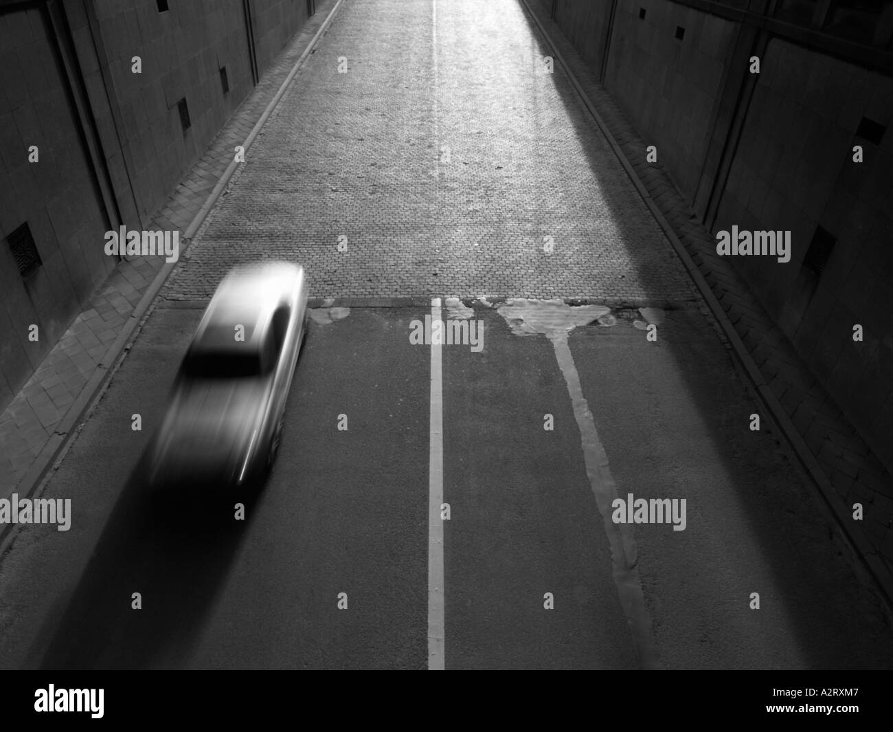 Silver car Mercedes excès de Bruxelles Belgique tunnel flou noir et blanc monochrome Banque D'Images