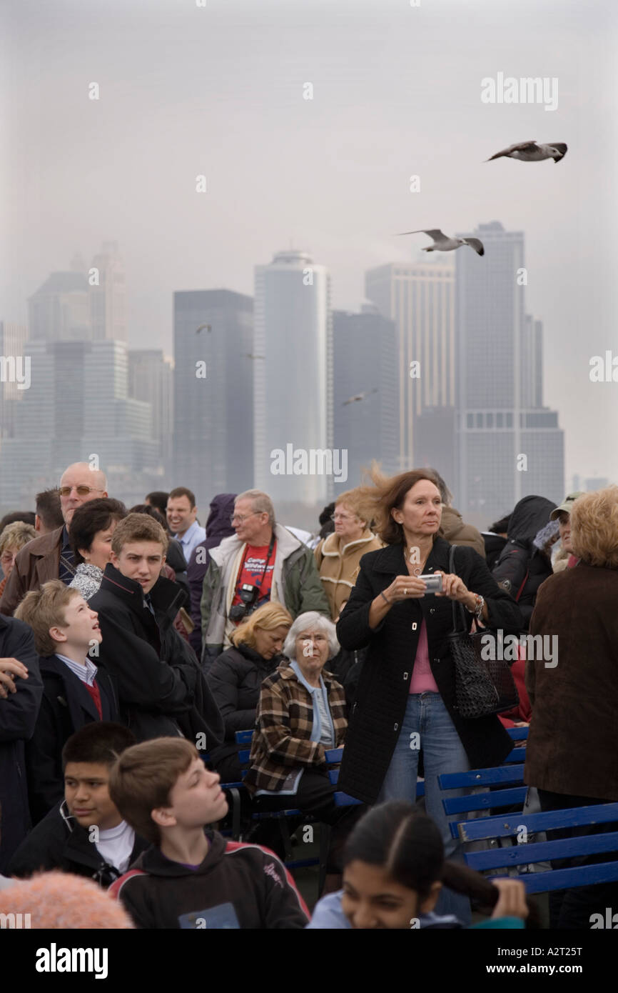 Les touristes à bord le ferry pour la Statue de la Liberté et Ellis Island au départ de Battery Park South Ferry Pier New York City Banque D'Images