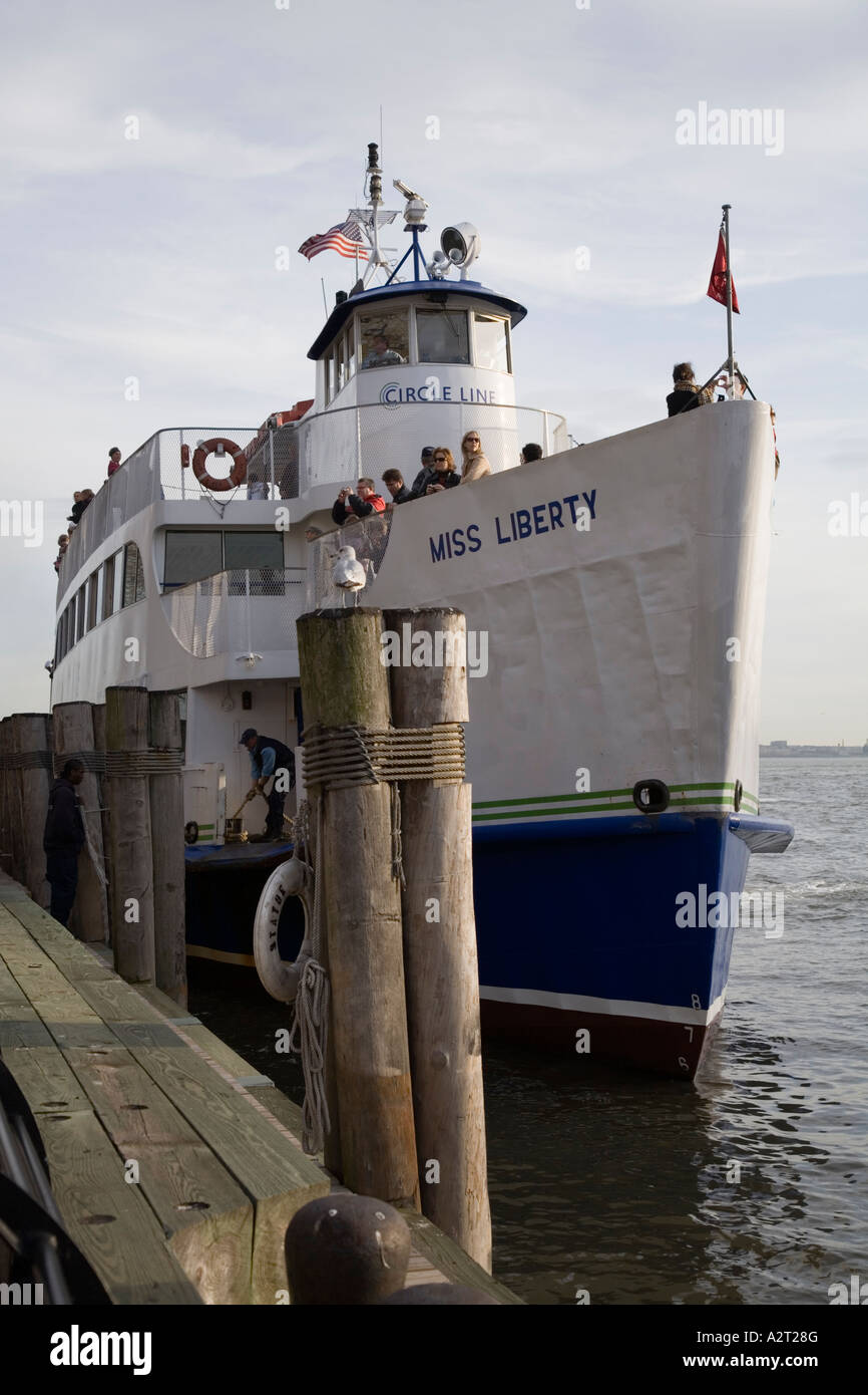 Circle Line Ferry - son nom de 'Miss Liberty' - à Ellis Island quay. New York. USA Banque D'Images