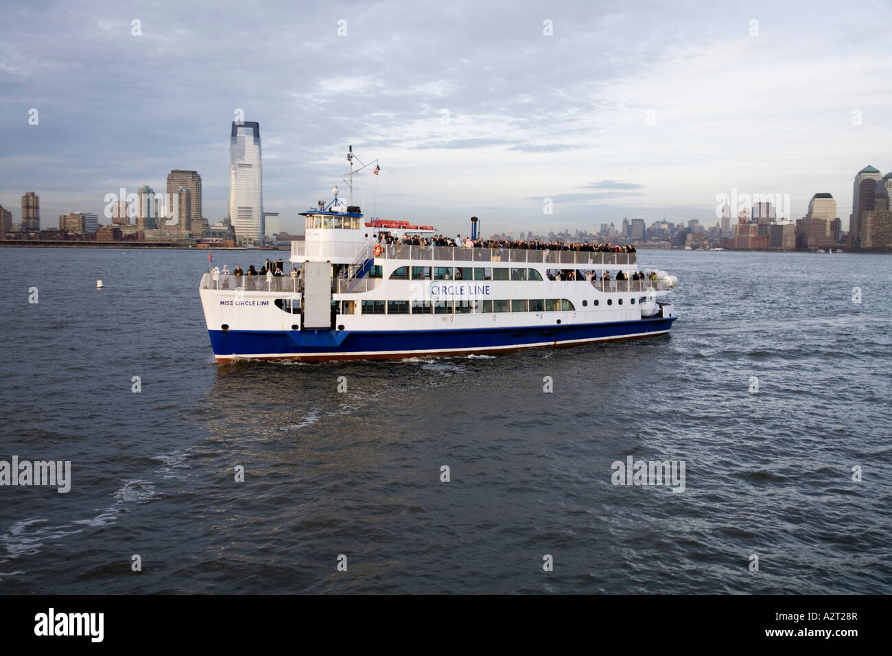 Circle Line ferry et Manhattan New Jersey Jersey City skyline New York USA Banque D'Images