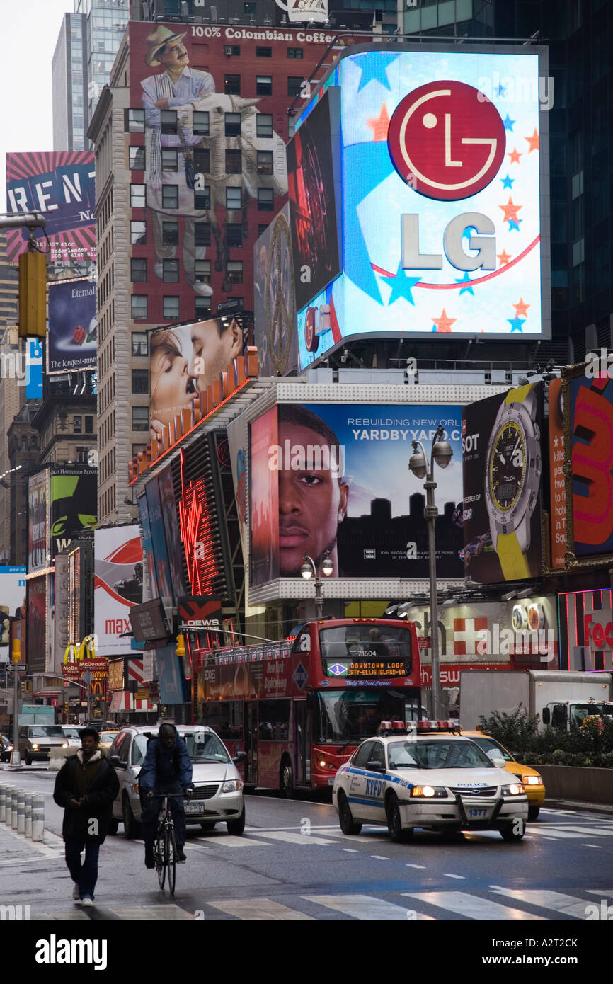 Les piétons, avec des panneaux publicitaires électroniques sur la Bertelsmann building. Times Square New York USA Banque D'Images