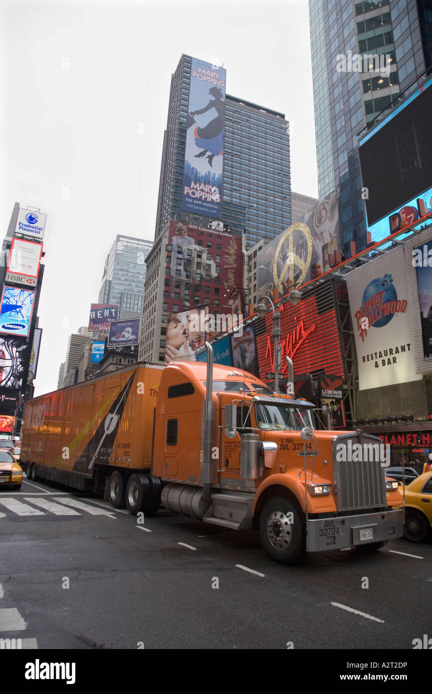 Camion américain en face de la Bertelsmann Building Times Square New York USA Banque D'Images