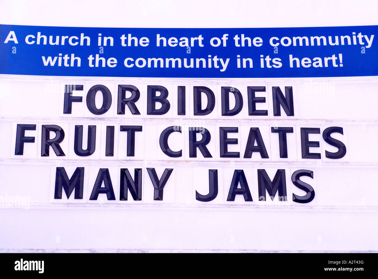 Humour Humour drôle / religieux signe de l'Église - fruit interdit crée de nombreuses confitures Banque D'Images