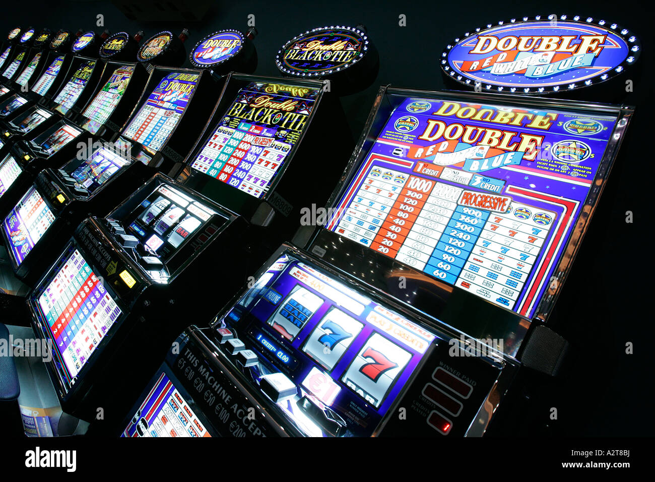 Machine à sous casino roulette roue électronique paris boutique mentions légales toxicomanie habitude de regarder la télévision assis Résultat contrôle Banque D'Images