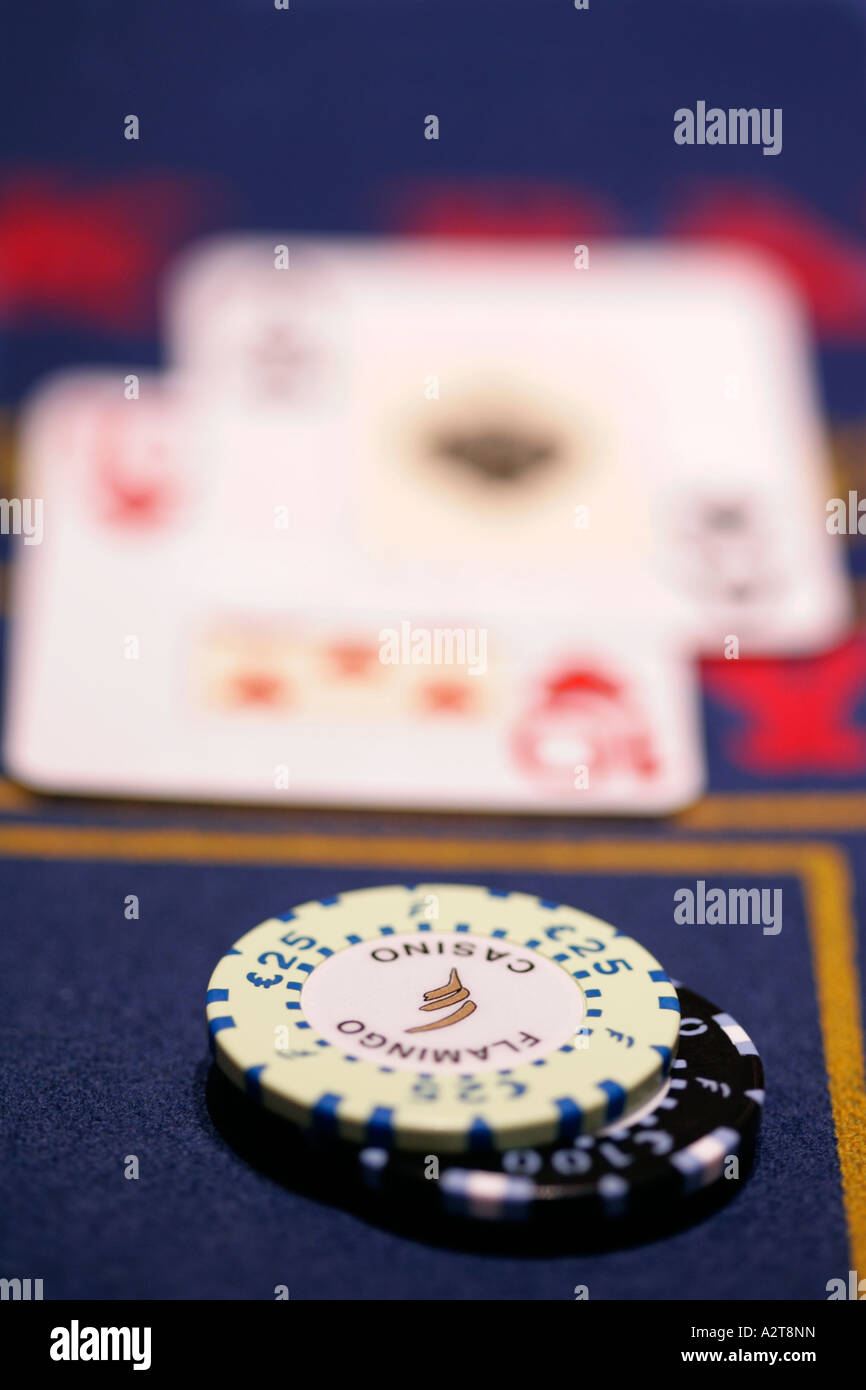 Close up d'un casino jeux de cartes à puce quatre as as symbole de chance gagner triomphe succès black jack poker gagnant gagnant Banque D'Images