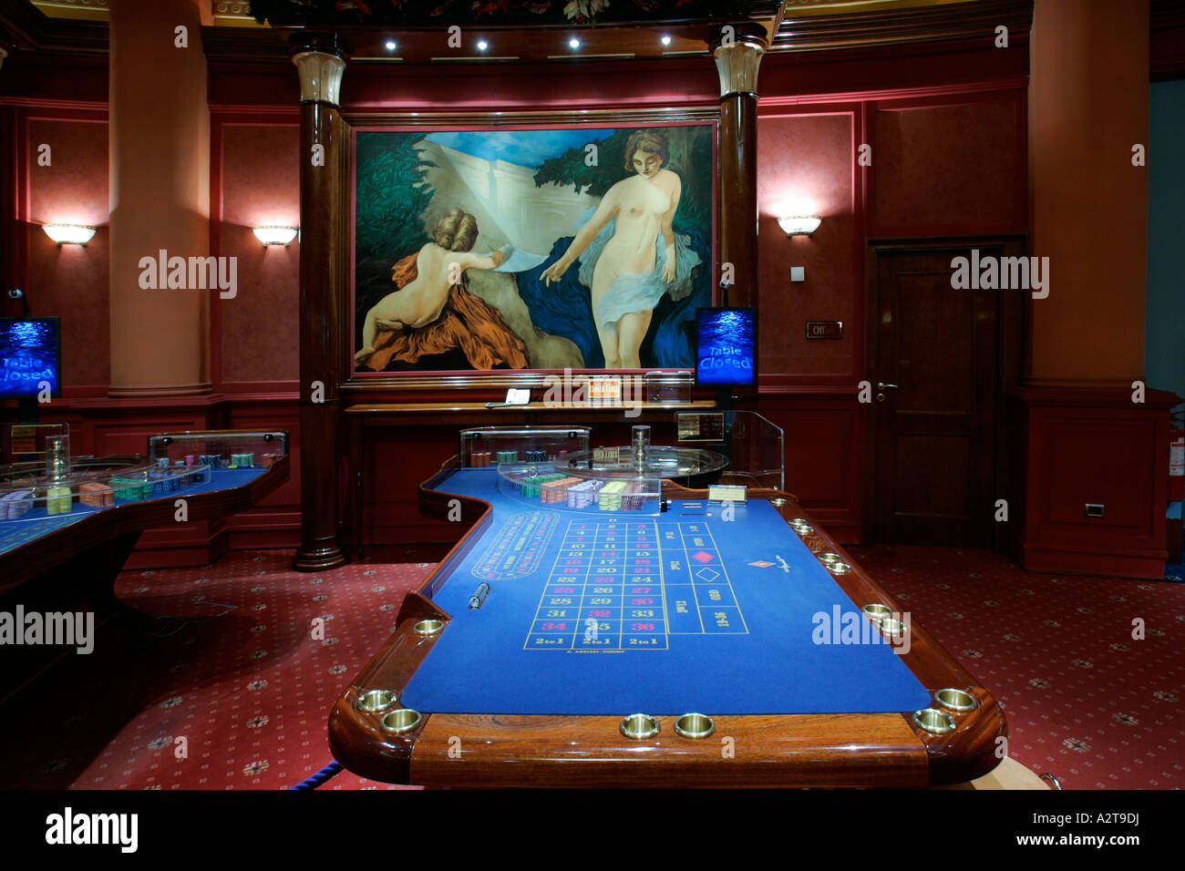 Machine à sous casino roulette roue électronique paris boutique mentions légales toxicomanie habitude de regarder la télévision assis Résultat contrôle Banque D'Images