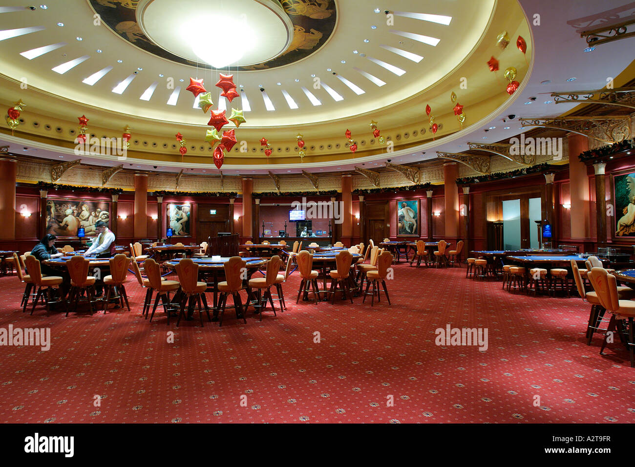 Machine à sous casino roulette roue électronique paris boutique mentions légales toxicomanie habitude de regarder la télévision assis Résultat contrôle Banque D'Images