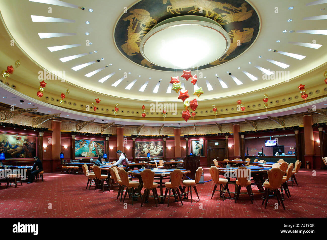 Machine à sous casino roulette roue électronique paris boutique mentions légales toxicomanie habitude de regarder la télévision assis Résultat contrôle Banque D'Images