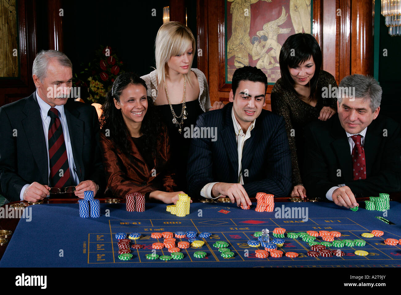 Machine à sous casino roulette roue électronique paris boutique mentions légales toxicomanie habitude de regarder la télévision assis Résultat contrôle Banque D'Images