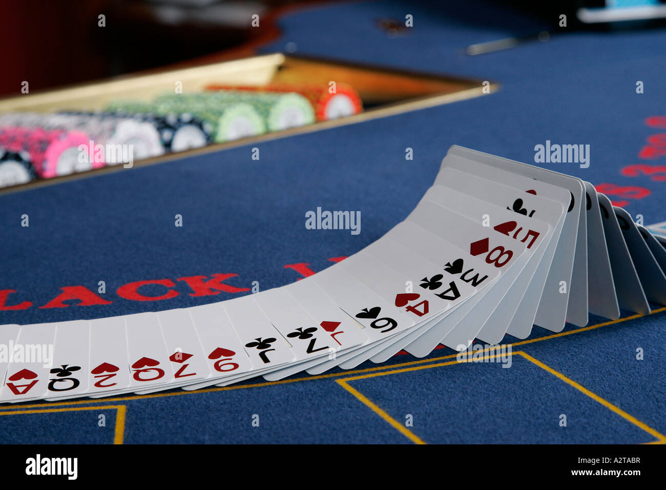 Close up d'un casino jeux de cartes à puce quatre as as symbole de chance gagner triomphe succès black jack poker gagnant gagnant Banque D'Images