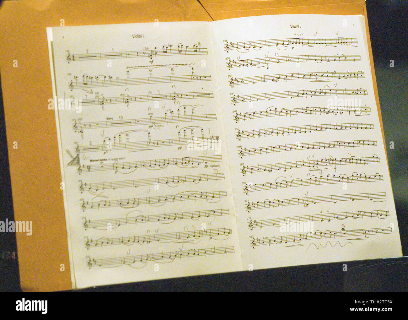 Partitions/notation pour le regretté compositeur de film italien Ennio Morricone (1928-2020) en concert, Hammersmith Apollo, Londres, Royaume-Uni. Décembre 2006. Banque D'Images