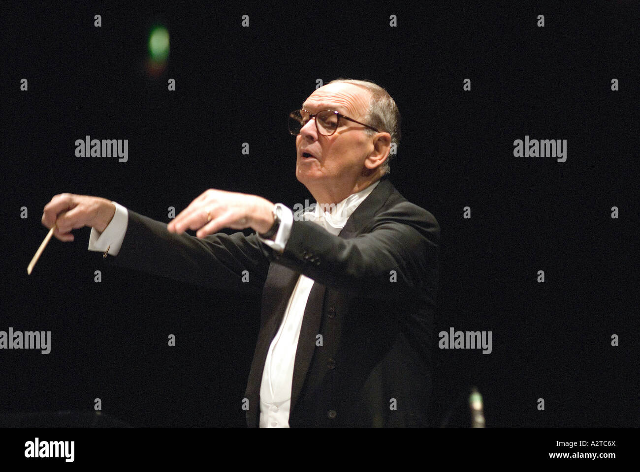 Le compositeur italien Ennio Morricone en concert, Hammersmith Apollo, Londres, Royaume-Uni. Décembre, 2006. Banque D'Images