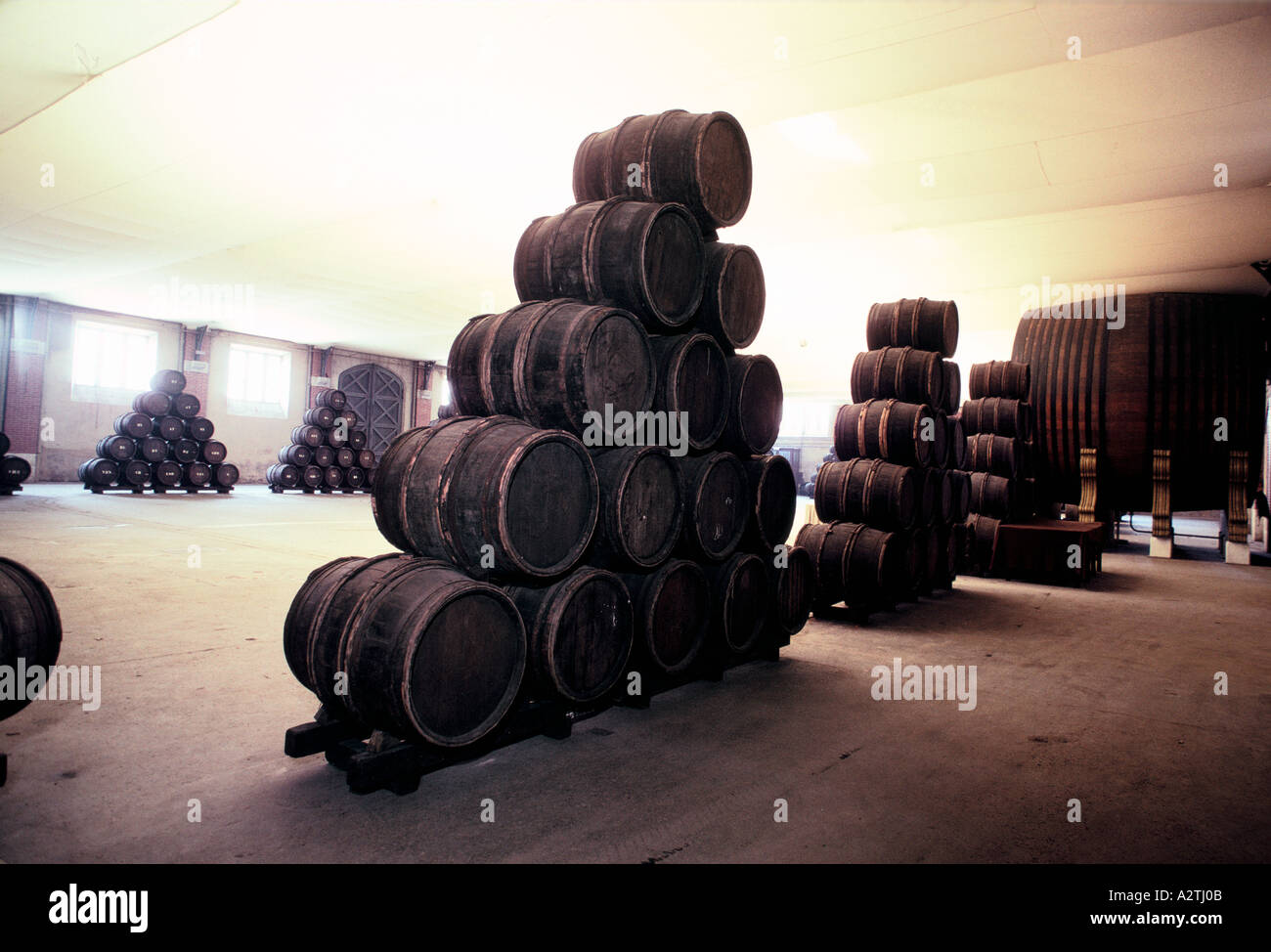 Pyramides empilées en tonneaux de vin dans une cave à vin français Banque D'Images