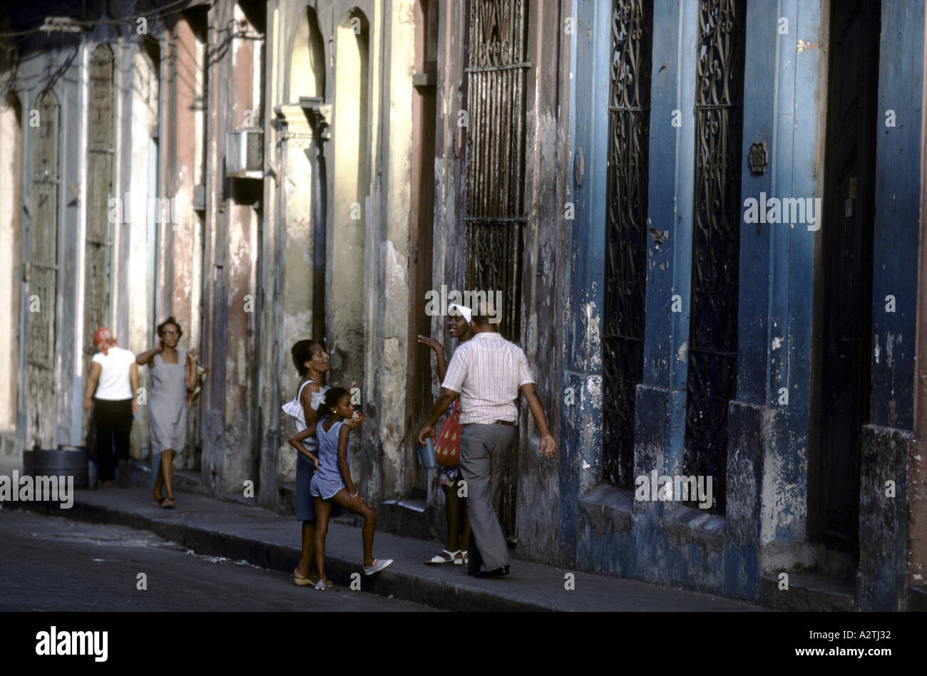 Les gens dans la rue, vieille ville, La Havane, Cuba Banque D'Images
