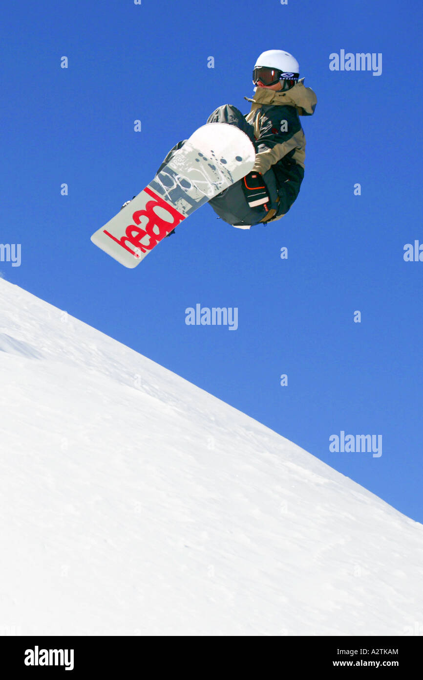 Snowboarder jumping, l'Autriche, Alpes Banque D'Images