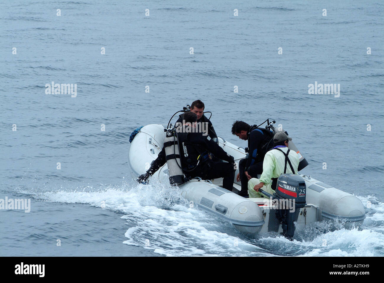 Les amateurs de plongée sous-marine à bord d'un bateau de plongée aux Galápagos. Banque D'Images