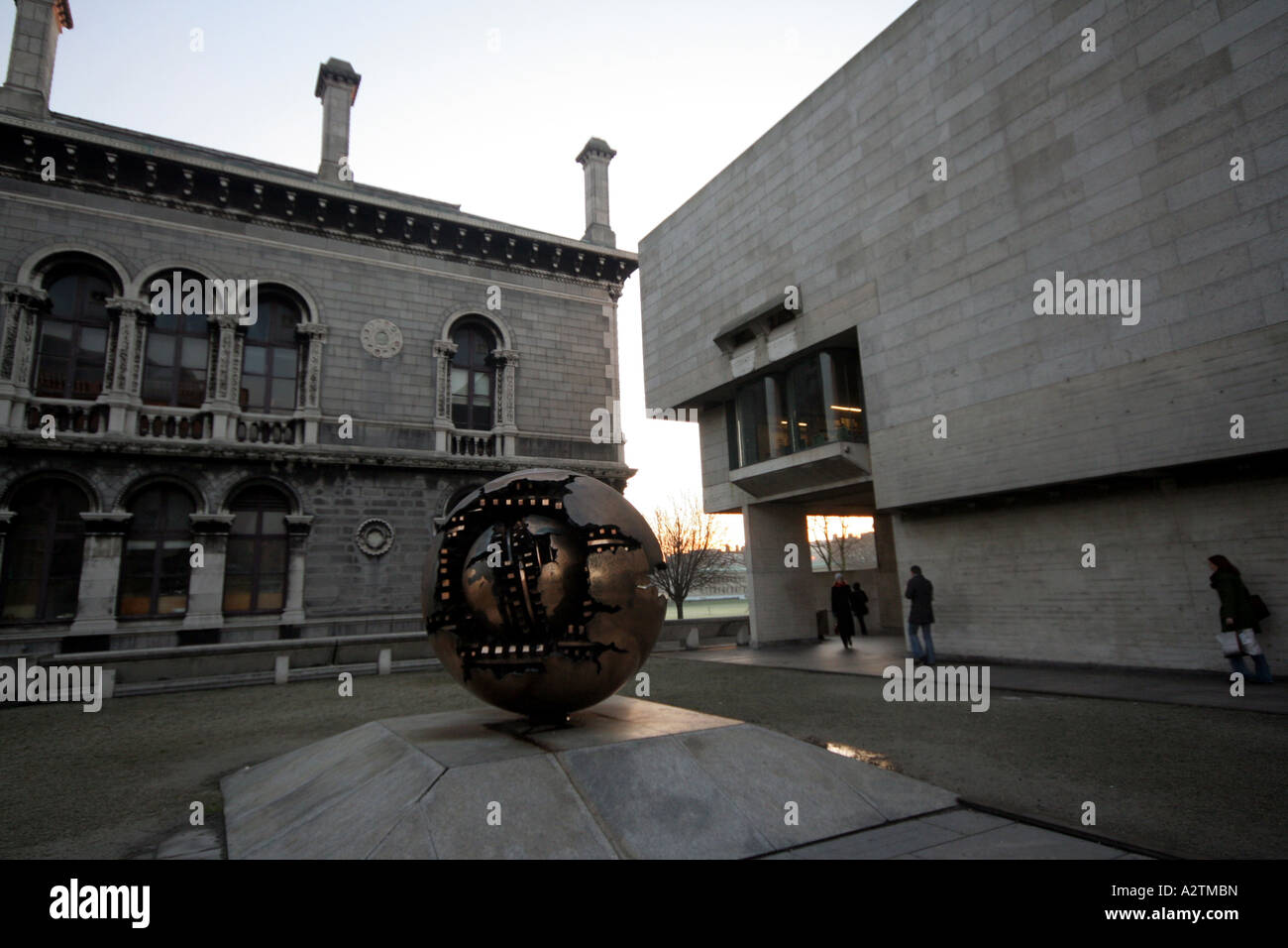 Au sein d'une sphère sphère et Berkeley Library Building, Trinity College, Dublin Banque D'Images