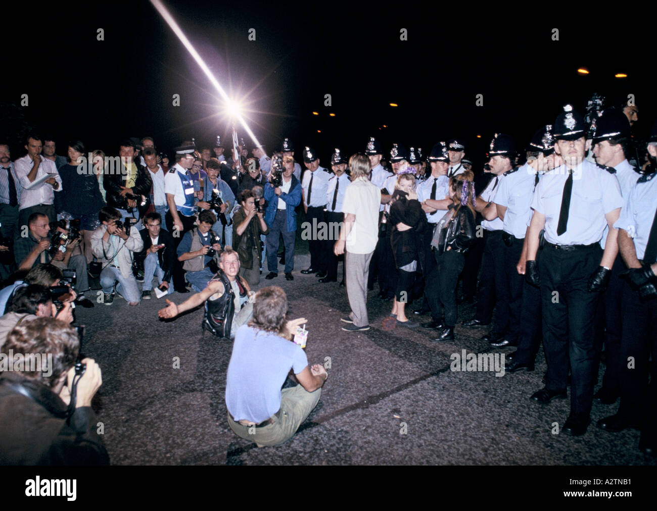 Hippie police confrontation à Stonehenge solstice Banque D'Images