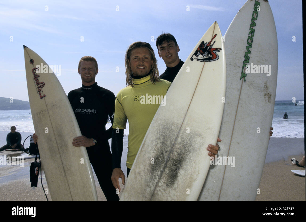 La vie à la plage la plage de fistral newquay cornwall juillet 1997 surfers avec des conseils d'administration 1997 Banque D'Images