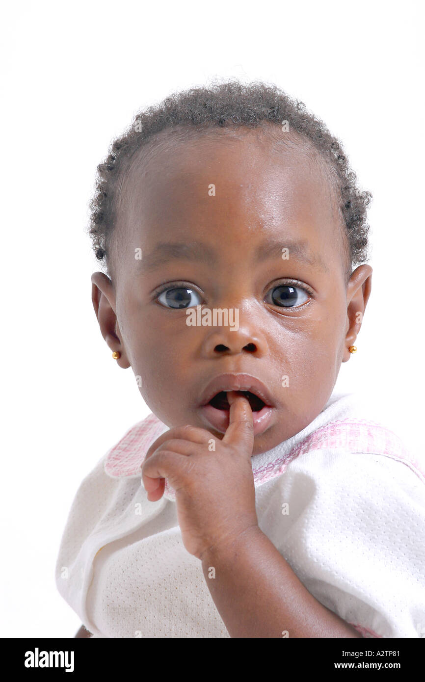 Bebe Fille Noire Avec Son Index Dans Sa Bouche Photo Stock Alamy