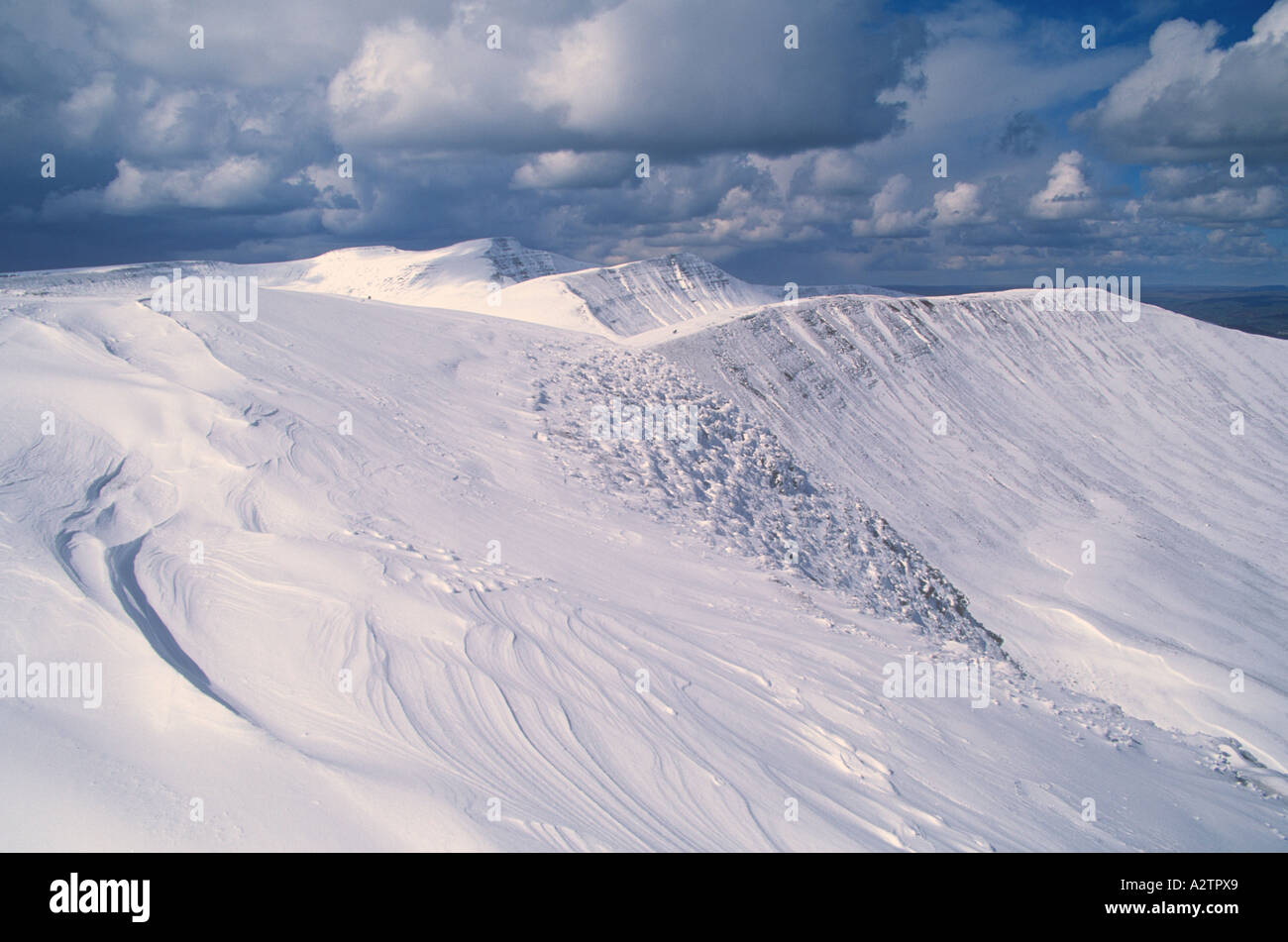 Montagnes couvertes de neige Pen Y Fan Cribyn et Brecon Beacons gros ventilateur Mid Wales Banque D'Images