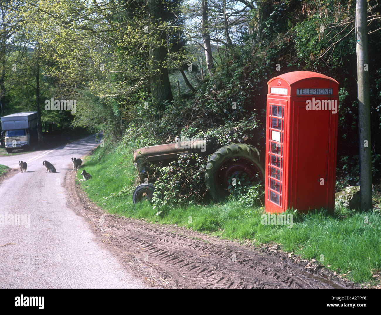 Vieux Tracteur et Maerdy Phonebox près de North East Wales Banque D'Images