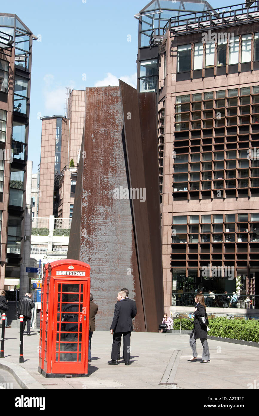 Metal sculpture de Richard Serra Fulcrum dans Broadgate avec Développement des employés de bureau et téléphone rouge fort City de Londres Banque D'Images