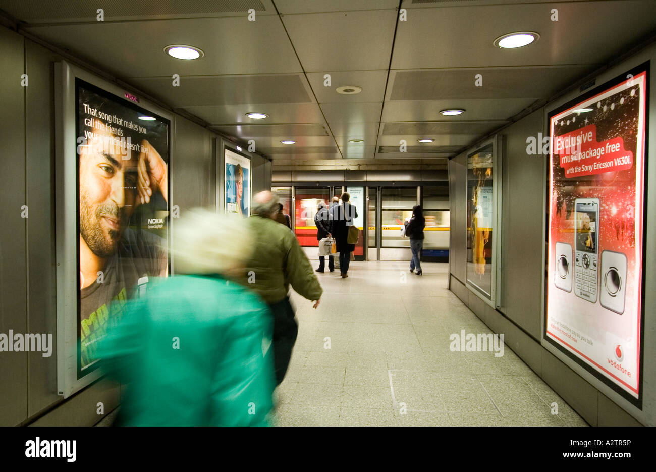 Les passagers dans le canal de liaison de métro de Londres à la gare de Waterloo Banque D'Images