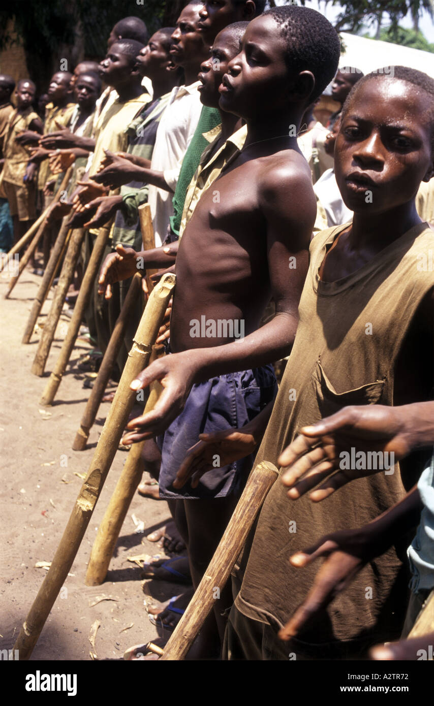 Congo . Les nouvelles recrues d'un groupe de rebelles s'entraîner avec des armes en bois Lisala 1999 Banque D'Images